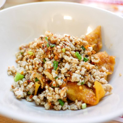 เกี๊ยวกรอบต้มยำแห้ง