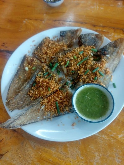 ปลาลิ้นหมาทอดกระเทียม