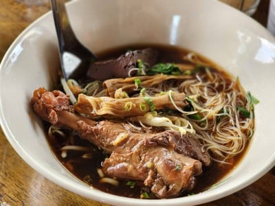 ก๋วยเตี๋ยวไก่ตุ๋น