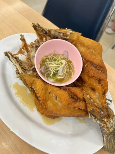 ปลากระพงทอดราดน้ำปลา