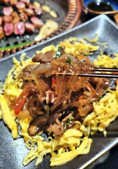 จับแชหมู (ผัดวุ้นเส้นเกาหลี)