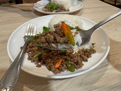 ข้าวเนื้อสับผัเพริกขี้หนู