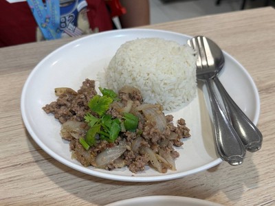 ข้าวเนื้อสับผัดพริกไทยดำ