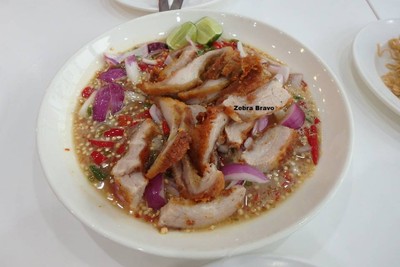 ยำคอหมูทอด
