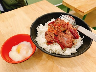 ข้าวกะเพราเนื้อน่องลายตุ๋น+ไข่ออนเซ็น