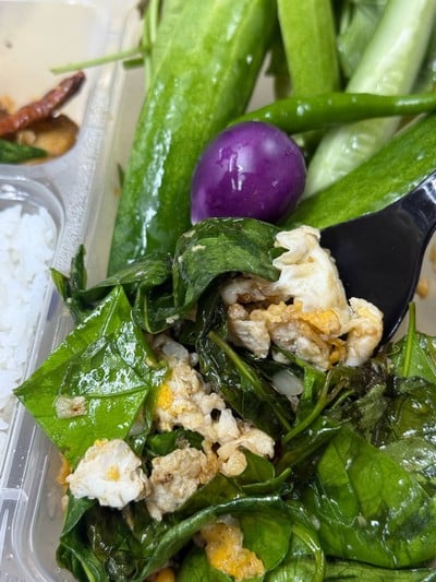 ไก่ทอดขมิ้น ใบเหลียงผัดไข่