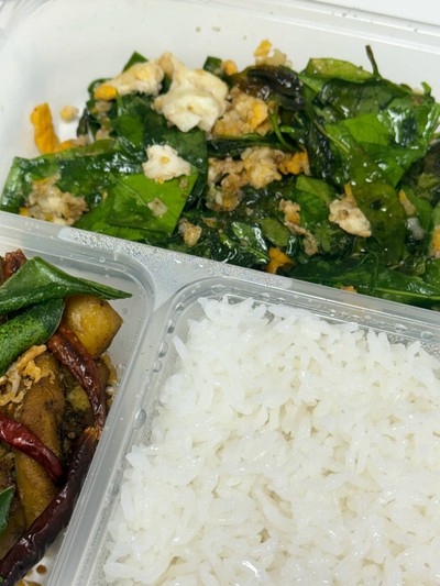 ไก่ทอดขมิ้น ใบเหลียงผัดไข่