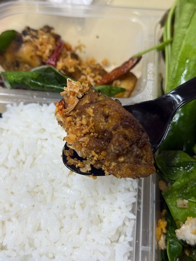 ไก่ทอดขมิ้น ใบเหลียงผัดไข่