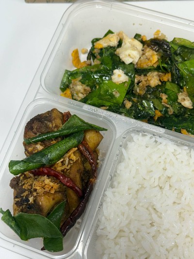 ไก่ทอดขมิ้น ใบเหลียงผัดไข่