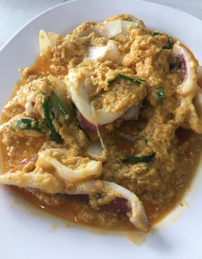 ปลาหมึกผัดผงกระหรี่