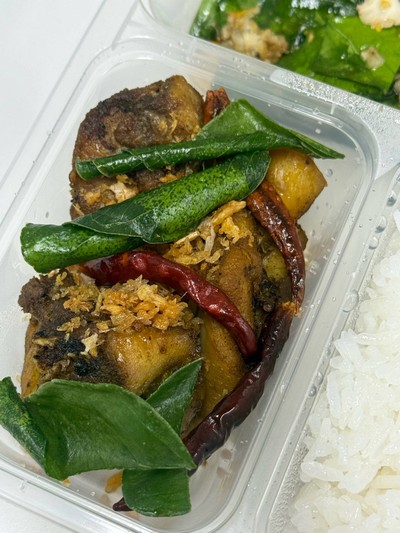 ไก่ทอดขมิ้น ใบเหลียงผัดไข่