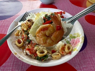 ข้าวกะเพรากุ้งหมึก