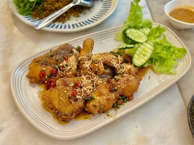 L กะพงทอดราดซอสมะขาม (ชิ้น)