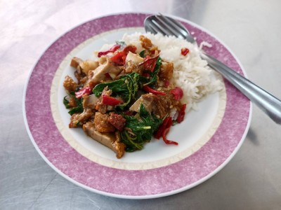 กะเพราหมูกรอบ