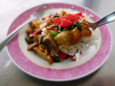 กะเพราหมูกรอบ