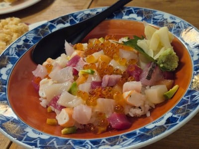 ข้าวซูชิหน้าปลาดิบรวม