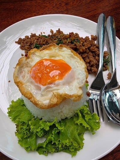 กระเพราหมูสับไข่ดาว