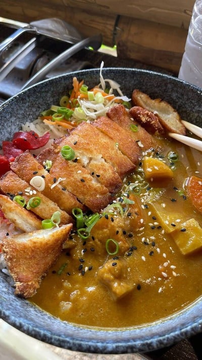 ข้าวแกงกะหรี่ปลาทอด