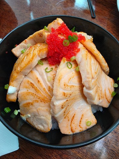 ข้าวหน้าปลาแซลมอนด้ง