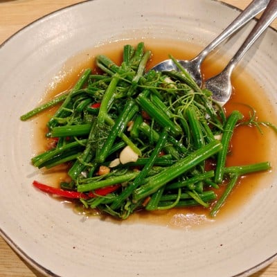 ผัดยอดมะระไฟแดง