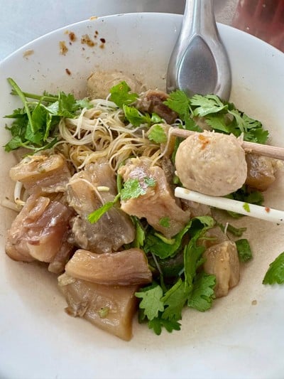 อาเหลียง ก๋วยเตี๋ยวเนื้อตุ๋น ประชานิเวศน์