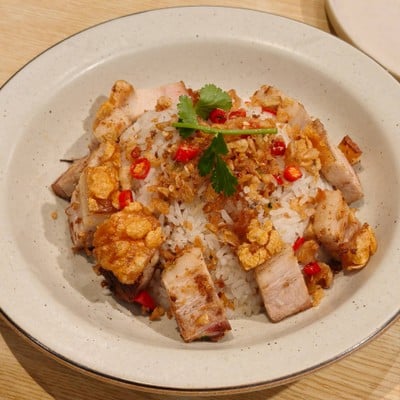 ข้าวคลุกพริกเกลือหมูกรอบ ( S )
