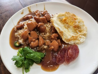 ข้าวหน้าไก่กุนเชียงไข่ดาว