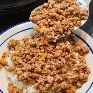 ข้าวราดหมูสับผัดกระเทียม