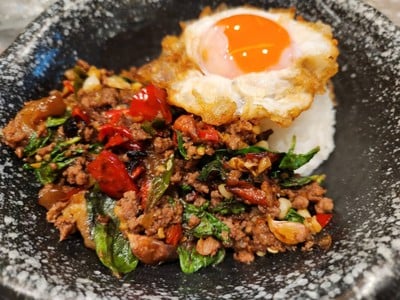 กระเพราเนื้อสับ+เอ็น ไข่ดาวกรอบ