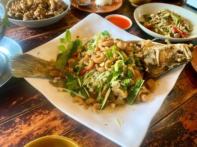 ปลากระพงทอดสมุนไพร