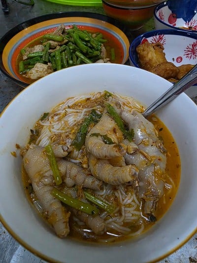 ขนมจีนน้ำยากระทิตีนไก่