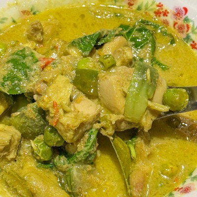 แกงเขียวหวานไก่ใบกะเพรา