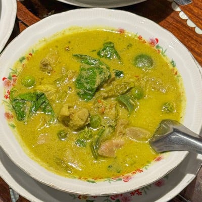 แกงเขียวหวานไก่ใบกะเพรา