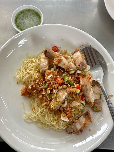 บะหมี่หมูกรอบคั่วพริกเกลือ