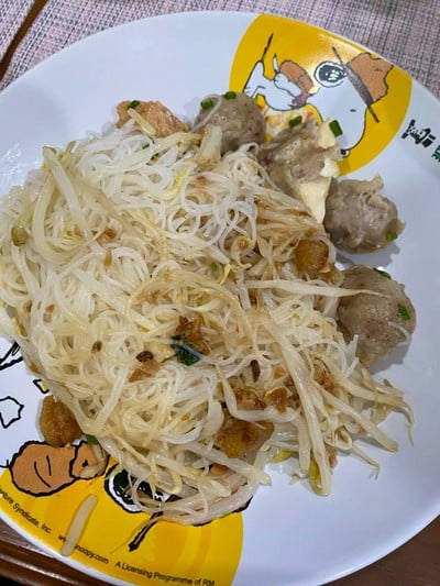 เส้นหมี่ลูกชิ้นแคะ