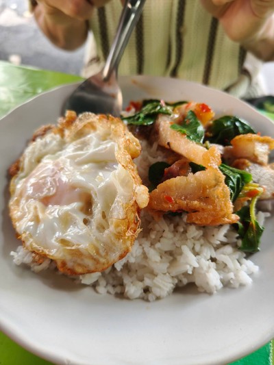 กระเพราหมูกรอบไข่ดาว