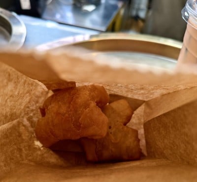 ปาท่องโก๋ในเซ็ตคู่กับเครื่องดื่ม