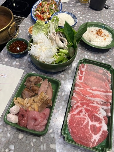 Set หมูคุโรบุตะรวม หม้อไฟ ซุปน้ำตกทองสมิทธ์
