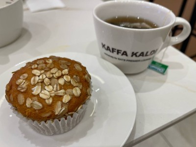 Muffin with mint tea