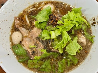 ก๋วยเตี๋ยวหมูตุ๋นใส่พริก