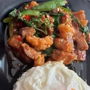 ข้าวกะเพราหมูกรอบพิเศษ