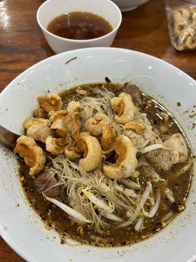 ก๋วยเตี๋ยวหมูตุ๋นใส่พริก
