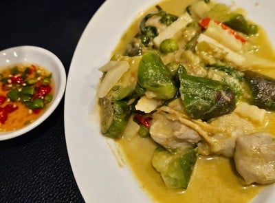 ผัดแกงเขียวหวานลูกชิ้นปลากราย