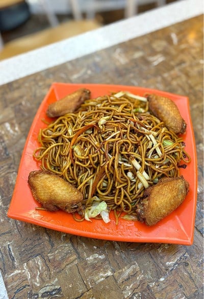 🍝 Stir Fried Noodles With Chicken Wings. (Price 83 MOP.)