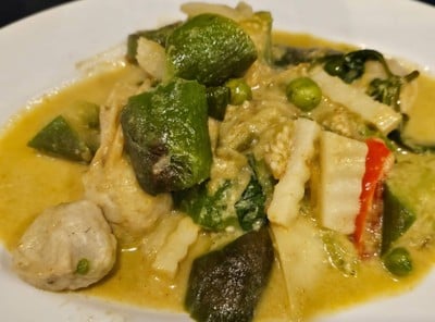 ผัดแกงเขียวหวานลูกชิ้นปลากราย