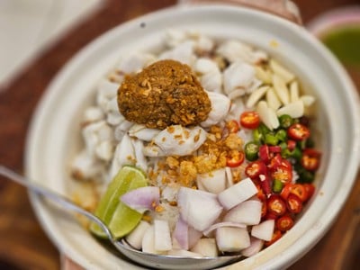 ข้าวขยำเนื้อปูก้อนหม้อดิน