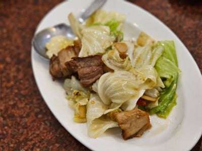 กะหล่ำปลีผัดน้ำปลาหมูกรอบ