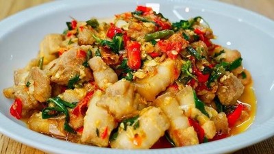 สามชั้นคั่วซอสกระเพรา
