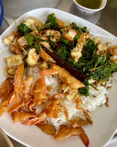 กะเพรากุ้งสับราดข้าว