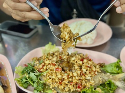 ปลาจาระเม็ดผัดพริกเกลือ